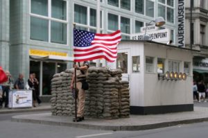 Die Stadtrundfahrt führt vorbei am Checkpoint Charly.